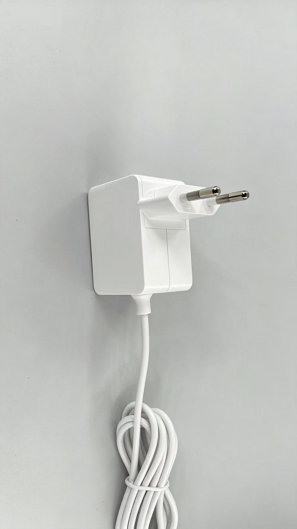 欧规插墙式电源适配器-白色